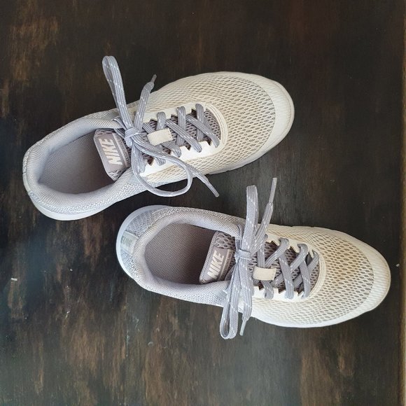 NIKE White and Gray Running Shoes - Picture 4 of 8